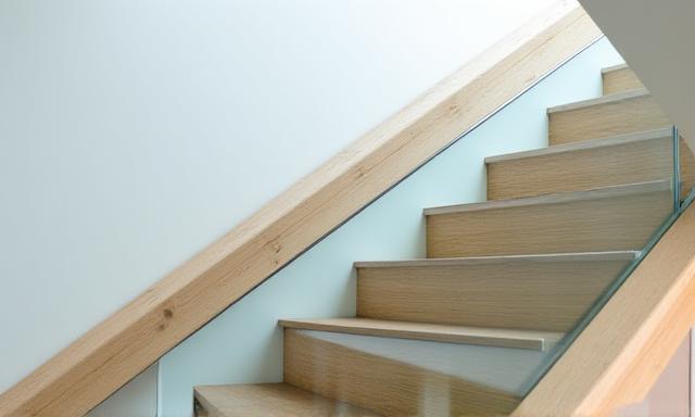 Escalera de diseño arquitectónico limpia de polvo de obra